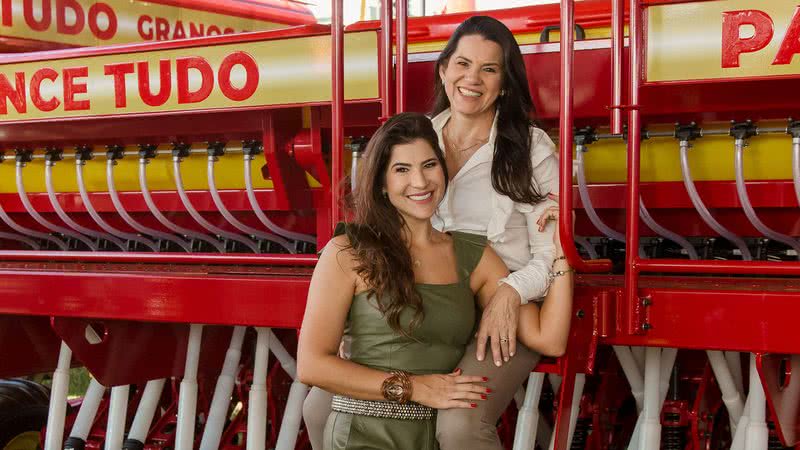 Integrante da terceira geração de uma família de pecuaristas, Suellen recebe o carinho da mãe - Foto: Revista CARAS