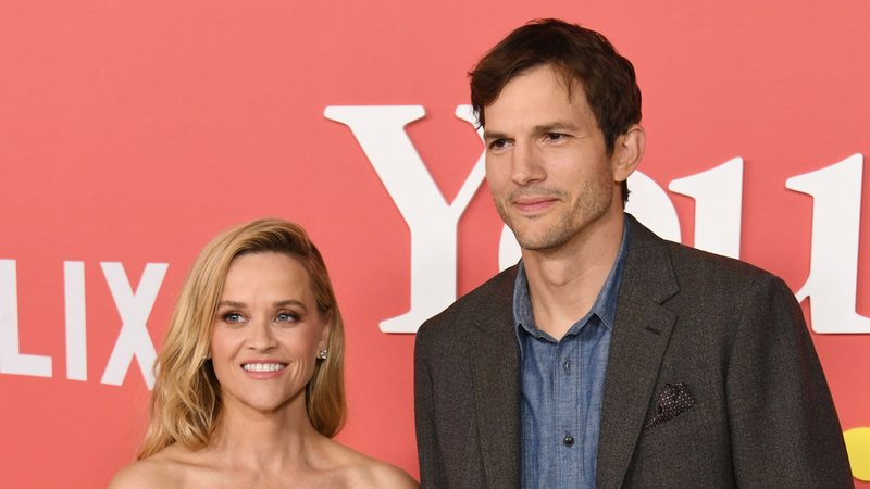 O ator Ashton Kutcher e a atriz Reese Witherspoon em tapete vermelho - Foto: Getty Images