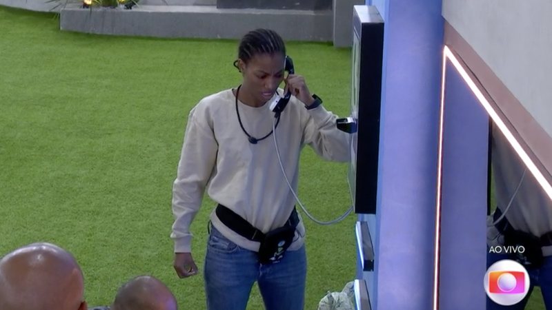 Tina atende o Big Fone no BBB 23 - Foto: Reprodução / Globo