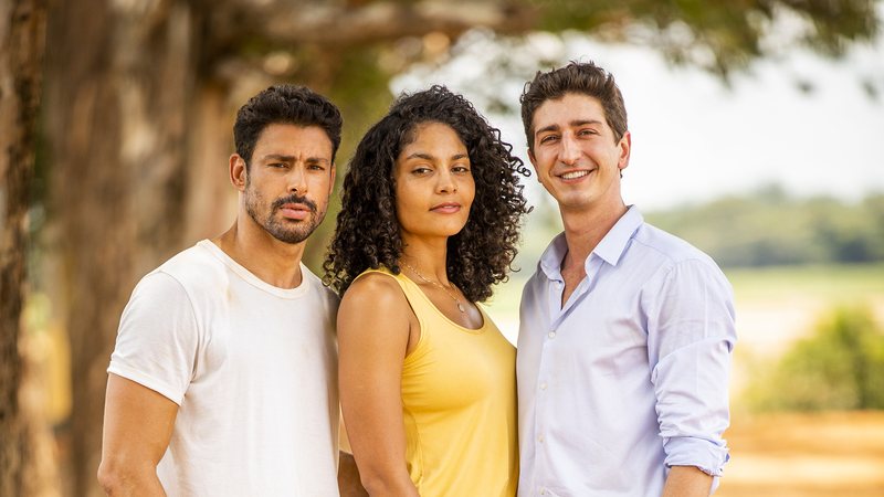 Caio (Cauã Reymond), Aline (Barbara Reis) e Daniel (Johnny Massaro) na novela 'Terra e Paixão', da Globo - Foto: Globo/João Miguel Júnior