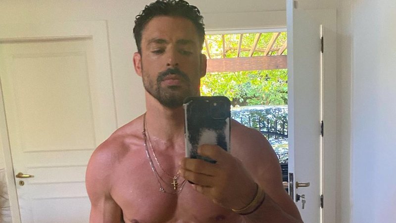 Cauã Reymond posa sem camisa - Foto: reprodução/Instagram