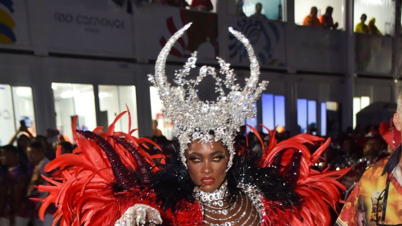 Erika Januza desfila como rainha de bateria da Viradouro - Foto: Agnews