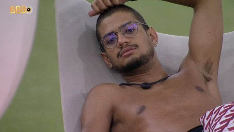 Ator Gabriel Santana expõe confusões que rolavam nos bastidores da novela Chiquititas durante conversa no Big Brother Brasil 23 - Foto: Reprodução / Twitter