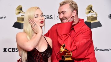 A cantor Kim Petras e o cantor Sam Smith, segurando a estatueta do Grammy - Foto: Getty Images