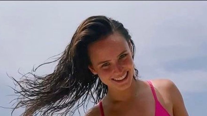 Larissa Manoela exibiu boa forma na praia - Foto: Reprodução / Instagram