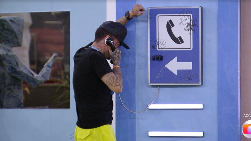 Mc Guimê atende o Big Fone no BBB 23 - Foto: Reprodução / Globo