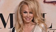 Pamela Anderson tem maquiagem pesada como marca registrada - Reprodução/ Getty Images