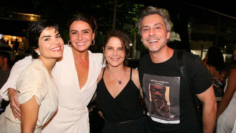 Integrantes do elenco de Travessia se reuniram em bar no Rio de Janeiro para celebrarem o capítulo 100 da novela - Foto: Gabriel Rangel/AgNews