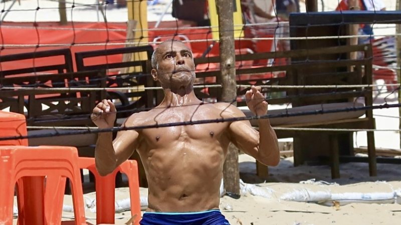 Ex-jogador de futebol Romário exibe boa forma aos 57 anos de idade ao jogar futevôlei na praia - Foto: Fabricio Pioyani / AgNews