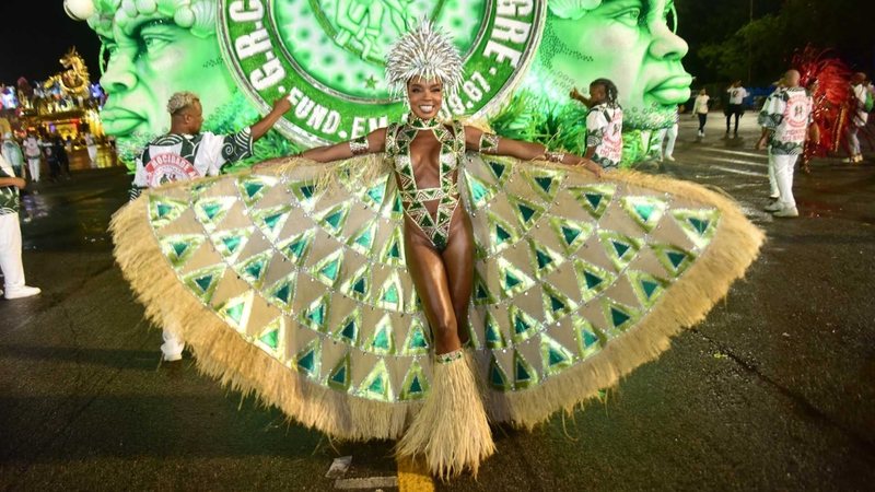 Divas colorem sambódromo do Anhembi em folia paulista - FOTOS: EDUARDO MARTINS/LEO FRANCO/AGNEWS