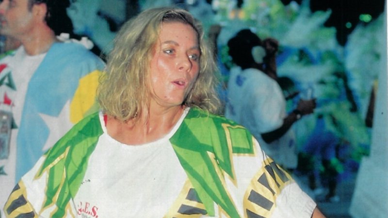 Atriz Vera Fischer não desfilou com fantasia luxuosa, mas roubou a cena no Carnaval de 1997 - Foto: Acervo CARAS