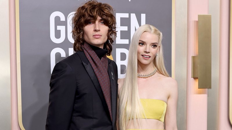 Anya Taylor-Joy aparece com Malcolm McRae no Globo de Ouro - Foto: Gettyimages