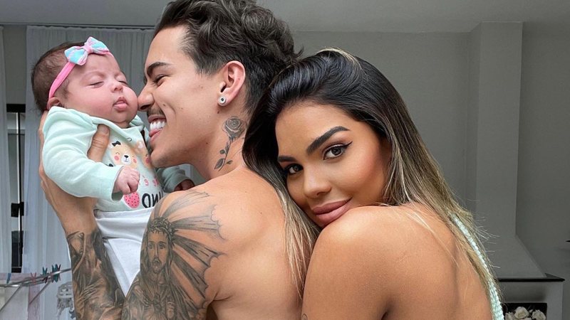 Biel, Tays Reis e sua filha, Pietra, posando para foto - Foto: Reprodução/Instagram @biel @taysreis