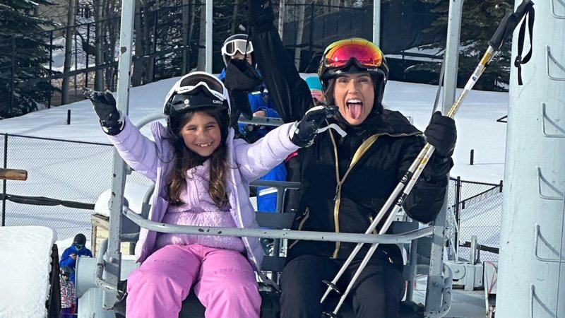 Deborah Secco se aventura com a filha em passeio de esqui: "Só amor e neve por aqui" - Reprodução/Instagram