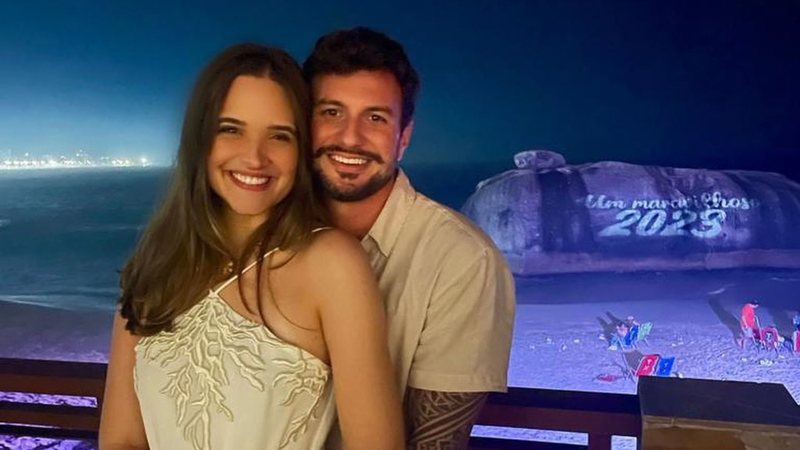 A atriz Juliana Paiva e o novo namorado, Danilo Partezani, posando em foto comemorando o Ano Novo - Foto: Reprodução/Instagram @juulianapaiva