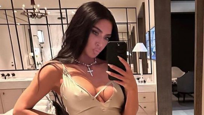 Kim Kardahian posou para selfies com vestido longo decotado - Reprodução: Instagram