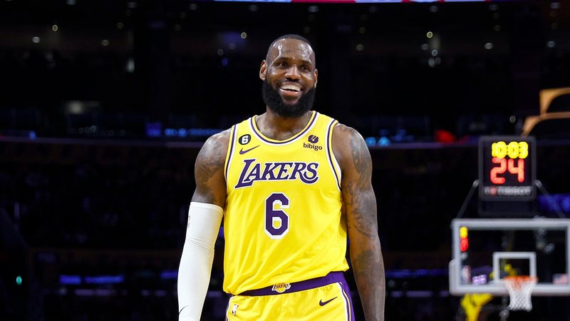 No meio da partida, LeBron James é parado por Jabari Smith Jr. e vive momento cômico com o novato - Foto: Reprodução / Getty Images