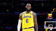 No meio da partida, LeBron James é parado por Jabari Smith Jr. e vive momento cômico com o novato - Foto: Reprodução / Getty Images