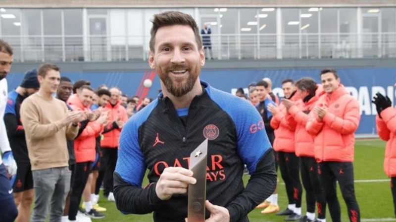 Craque Lionel Messi é recebido pelo clube com festa de Neymar e demais jogadores após conquista de seu primeiro mundial - Foto: Reprodução / Instagram