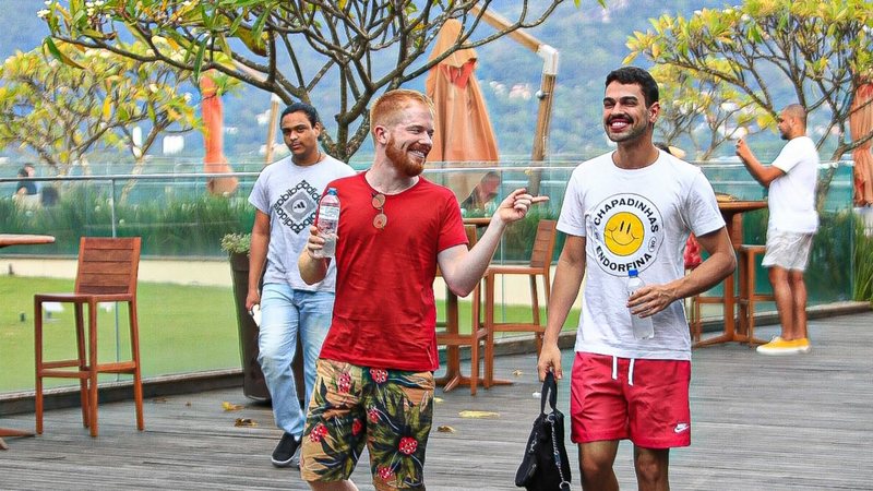 Psiquiatra Manoel é visto ao lado de seu marido, Rafael Piza, em dia de folga na Barra da Tijuca, no Rio de Janeiro - Foto: Edson Aipim / AgNews