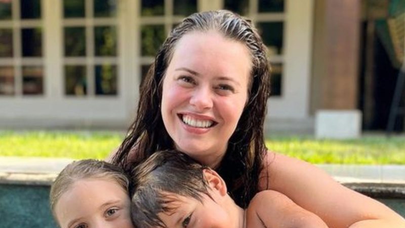 Mari Bridi encanta ao surgir com os filhos em dia de piscina - Foto: Reprodução/Instagram