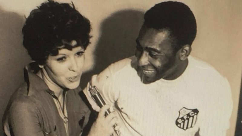 A jornalista Cidinha Campos em entrevista com o jogador Pelé, no fim da década de 60 - Foto: Reprodução/Instagram @cidinhacamposoficial