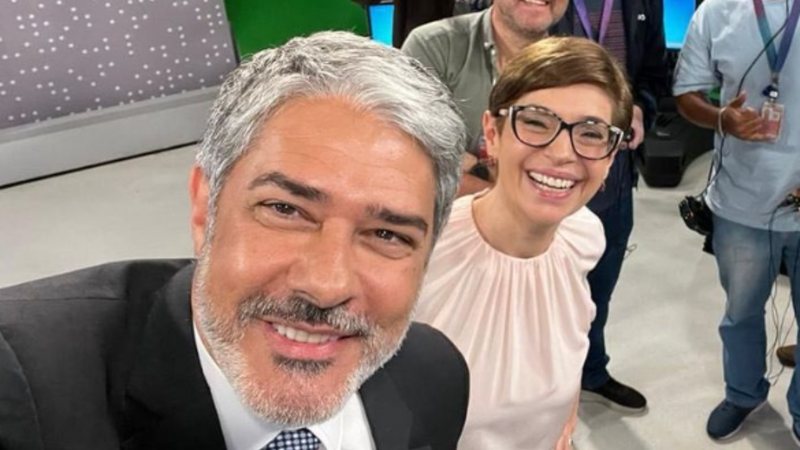 Jornalista Renata Lo Prete aparece junto de William Bonner e produção da Globo nos bastidores da cobertura da posse de Lula - Foto: Reprodução / Instagram