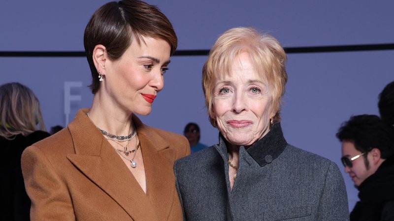 Sarah Paulson aparece com sua esposa, Holland Taylor, de mãos dadas - Foto: Gettyimages