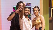 Os ex-BBBs Eliezer, Viny e Maria tirando selfie na casa do BBB - Foto: Divulgação/Globo