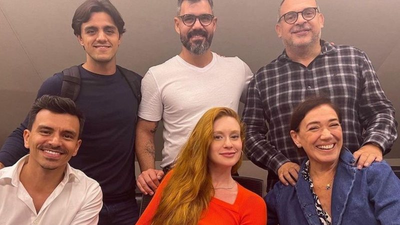 Gustavo Reiz e Fabrício Mamberti posam com o elenco de 'Fuzuê' - Reprodução/Instagram