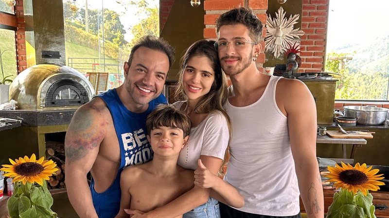 João Guilherme e sua mãe, Naira Ávila, o padrasto Danilo Tuffi e seu irmão, Pietro - Foto: Reprodução/Instagram @nairaavila