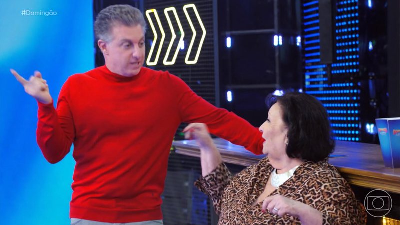 Luciano Huck e Dona Déa Lúcia no programa 'Domingão com Huck' - Foto: Reprodução / Instagram