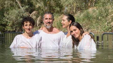 Marcos Mion com sua família no Rio Jordão - Foto: Reprodução / Instagram