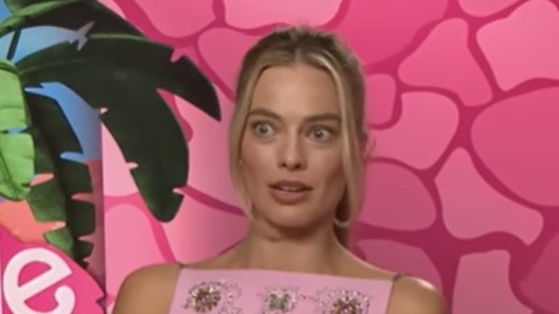 Margot Robbie contou com detalhes pegadinha que assustou sua babá na infância - Reprodução:YouTube/BBC Radio