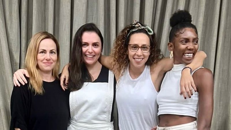 Monica Iozzi e parte do elenco do remake Elas por Elas, trama da Globo - Foto: Reprodução/Instagram @monicaiozzi