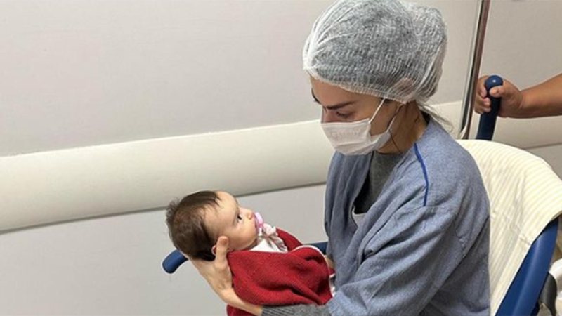 Thaila Ayala e a filha, Tereza, antes da cirurgia - Foto: Reprodução / Instagram