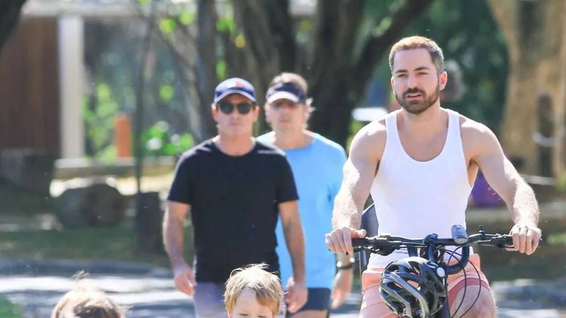 Imagem Dois mocinhos! Filhos de Paulo Gustavo andam de bicicleta de rodinhas em flagra