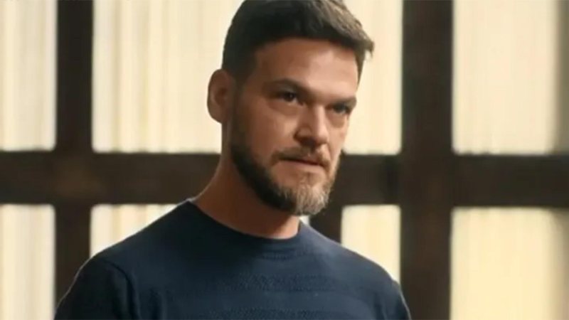 Theo (Emilio Dantas) na novela Vai na Fé - Foto: Reprodução / Globo