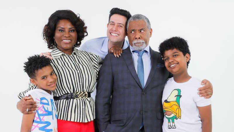 O ator Velson D'Souza com o elenco da novela A Infância de Romeu e Julieta - Foto: Reprodução/Instagram @velson.dsouza