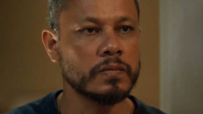 Carlão (Che Moais) na novela 'Vai na Fé' - Foto: Reprodução / Globo