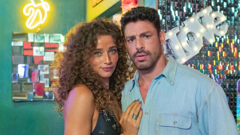 Letícia Laranja e Cauã Reymond nos bastidores da novela Terra e Paixão - Foto: Globo / Manoella Mello