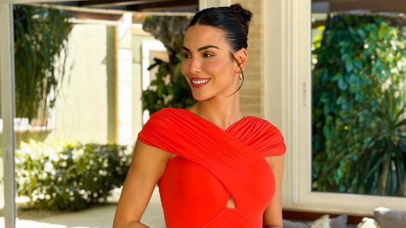 Mel Fronckowiak impressiona ao usar look com fenda - Reprodução/Instagram