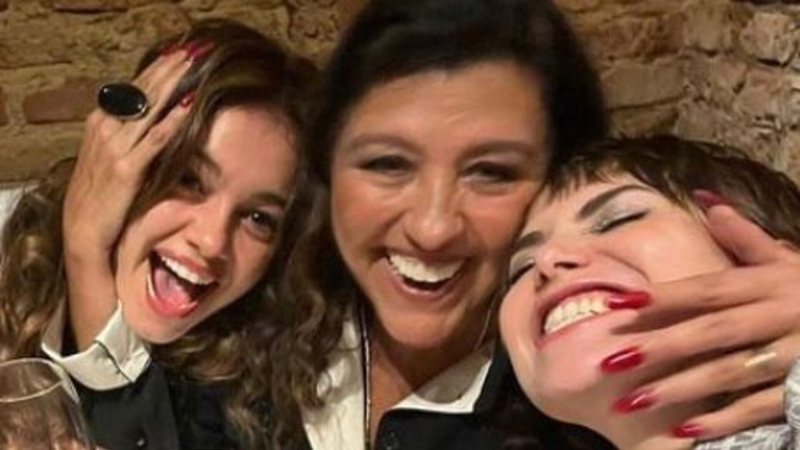 Regina Casé posou ao lado de Sophie Charlotte e Letícia Colin - Reprodução: Instagram