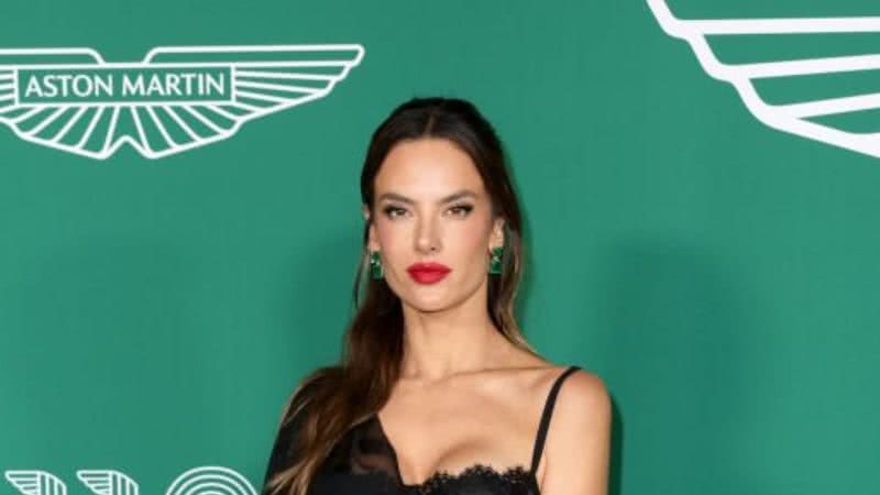 Top Model brasileira Alessandra Ambrosio exibe corpo impecável em look ousadíssimo durante festival de cinema francês - Foto: Getty Images