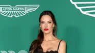 Top Model brasileira Alessandra Ambrosio exibe corpo impecável em look ousadíssimo durante festival de cinema francês - Foto: Getty Images