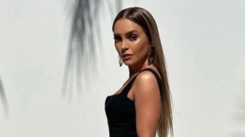 Carla Diaz posou com vestido preto elegante e uma peça inusitada - Reprodução: Instagram