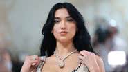 A cantora Dua Lipa no tapete vermelho do Met Gala - Foto: Reprodução/Getty Images