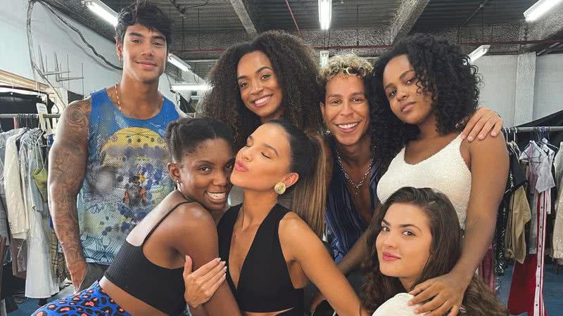 Mariana Rios com o elenco do filme 'Um Ano Inesquecível – Verão' - Foto: Acervo Mariana Rios / Divulgação