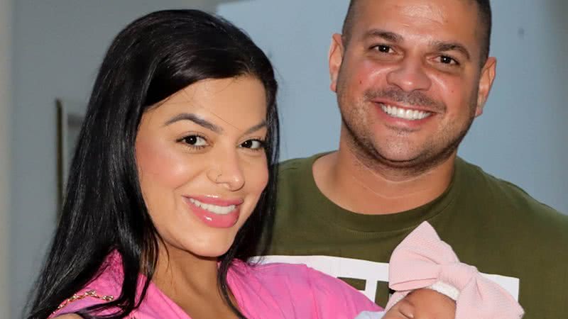 Evelyn Regly deixa a maternidade com a filha, Alana, e o marido, Diego - Fotos: Victor Chapetta -  Agnews