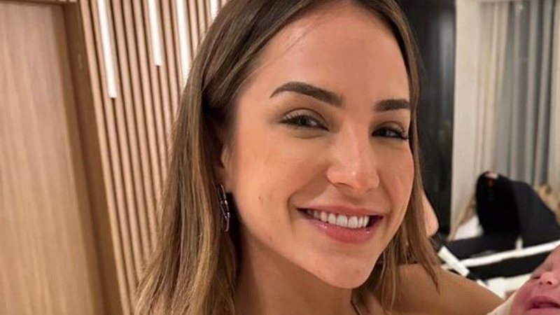 Gabi Martins pegou a pequena Lua no colo - Reprodução: Instagram